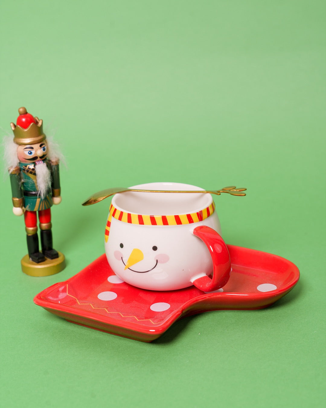 Snow man with socks saucer - red